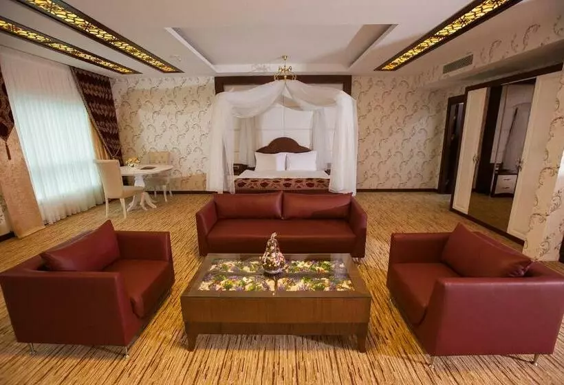 سوییت لوکس, Mitannia Regency