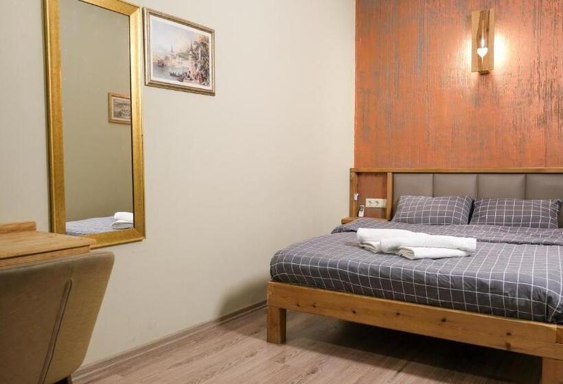 Standard Triple Room, Second Home Hostel