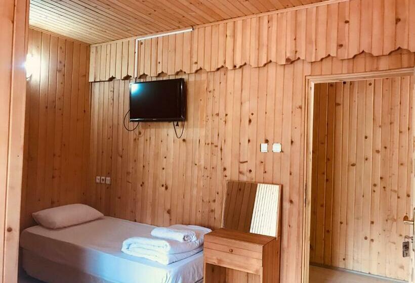 带阳台的三人标准间, Uğur Motel