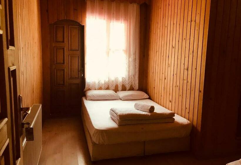 Quarto Triplo Estandar com Sacada, Uğur Motel