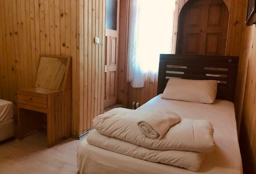 带阳台的三人标准间, Uğur Motel