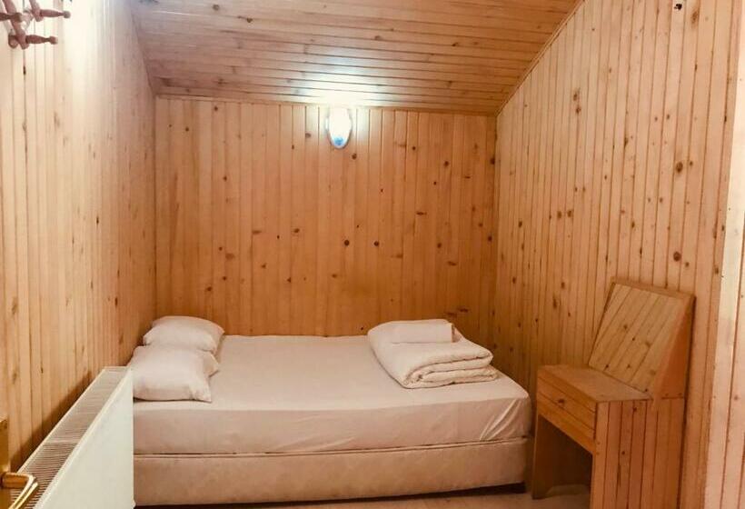 带阳台的三人标准间, Uğur Motel