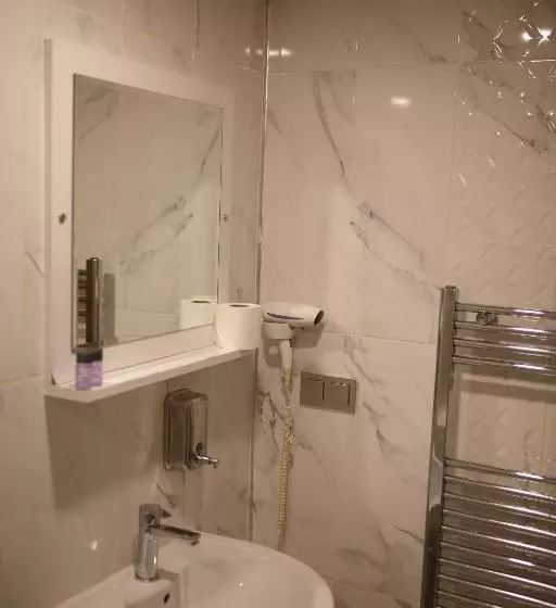 اتاق استاندارد سه نفره, Cinas