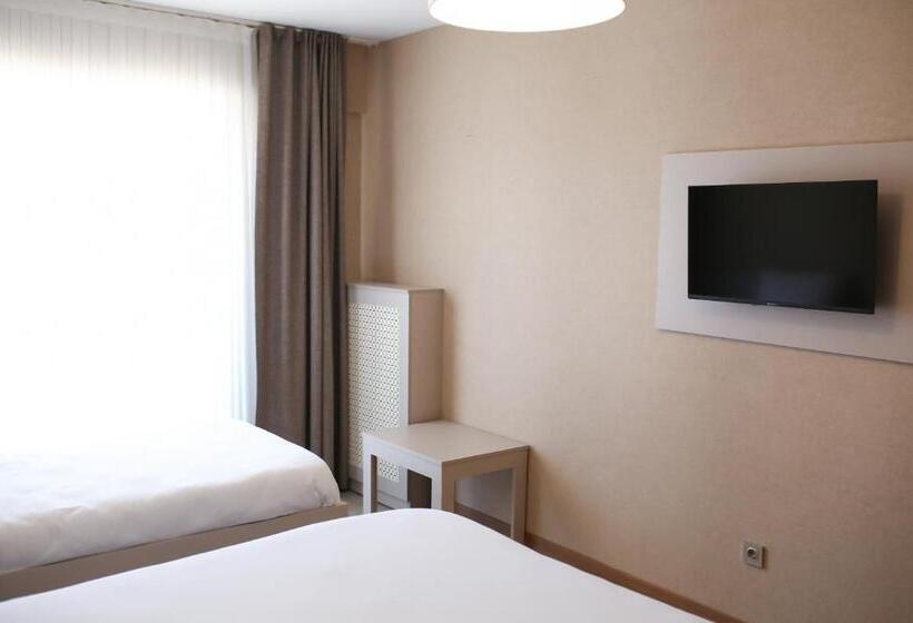 חדר סטנדרט לשלושה, Cinas