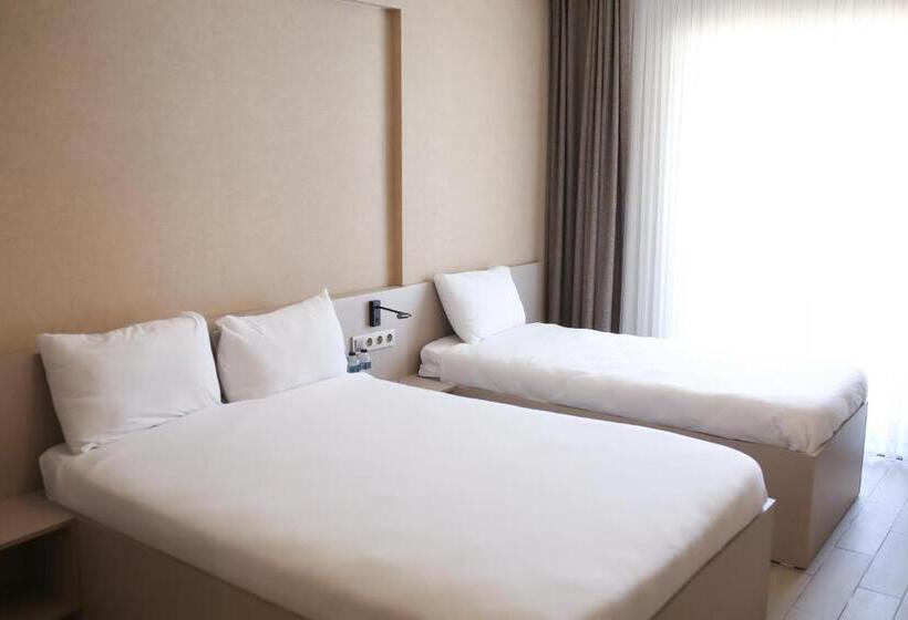 חדר סטנדרט לשלושה, Cinas