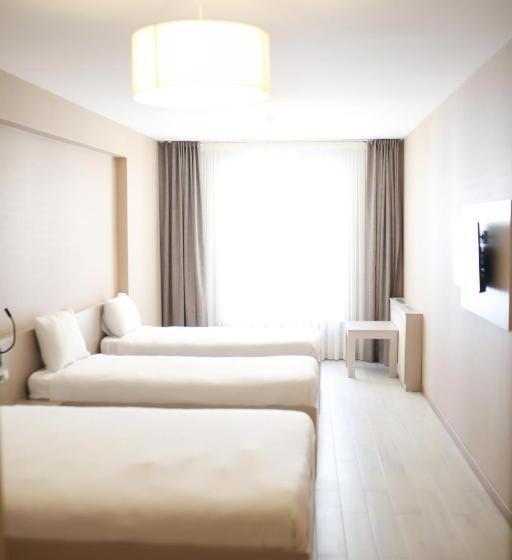 חדר סטנדרט לארבעה, Cinas