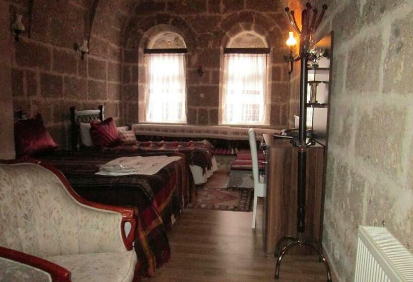 Pokój Standard Trzyosobowy, Osmanoglu