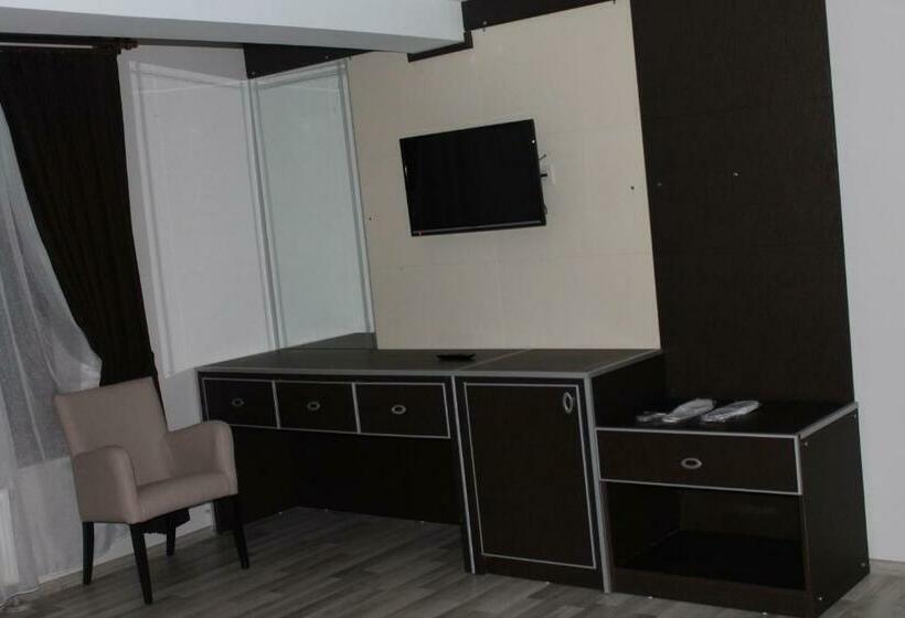 اتاق استاندارد سه نفره, Ozcavusoglu