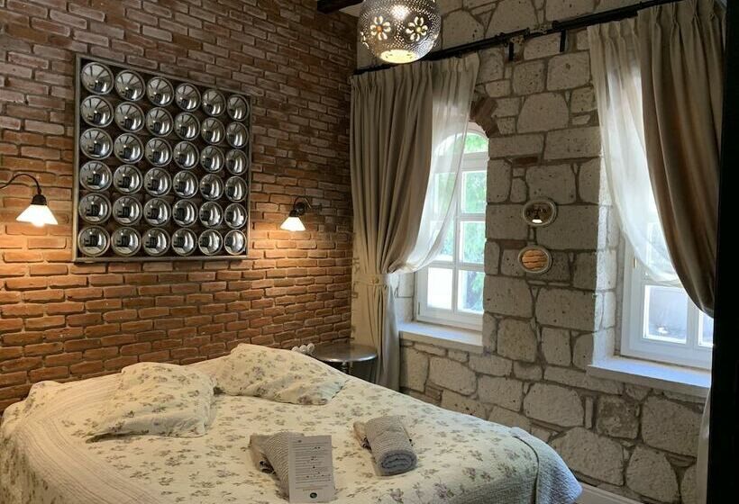 اتاق اکونومی, Yuga Alacati