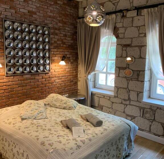 اتاق اکونومی, Yuga Alacati