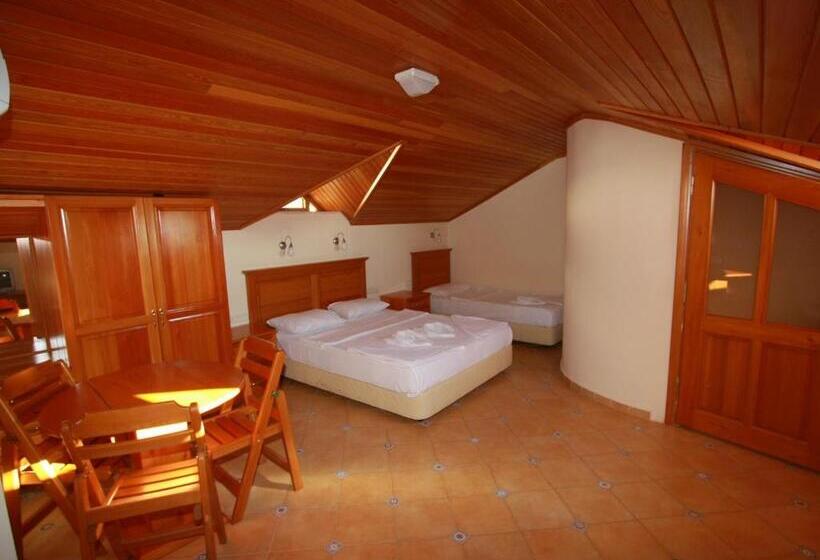 Апартаменты Deluxe 3 Спальни, Sea Breeze Hotel And Apartments