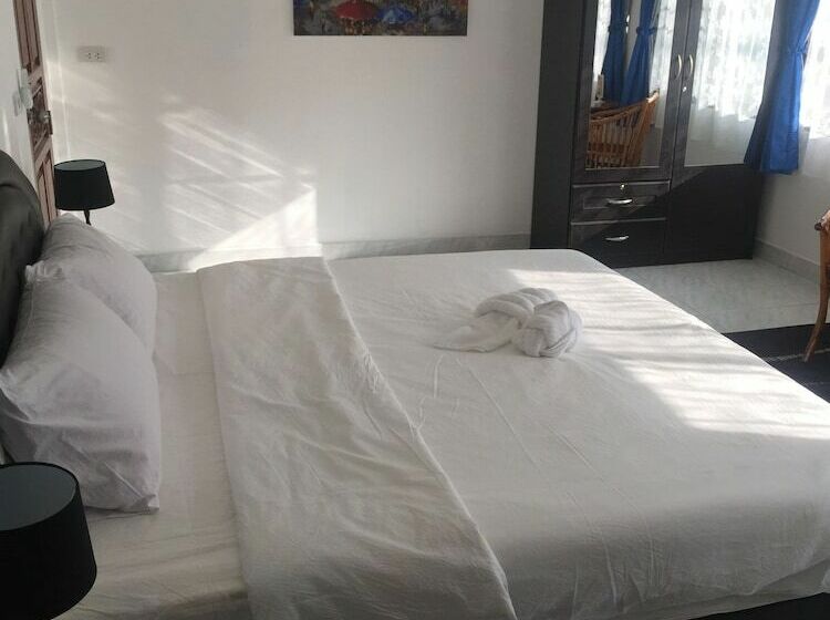 デラックスルーム, Lyndale Lodge