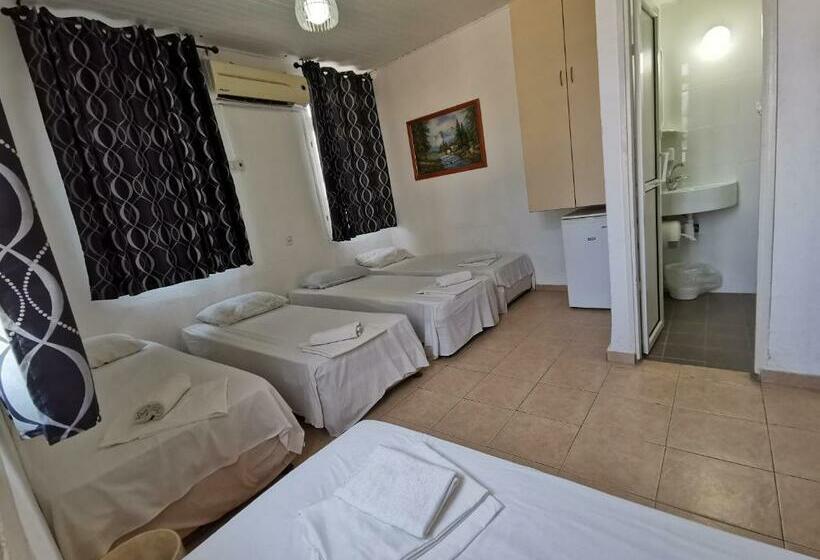 חדר סטנדרטי לחמישה אנשים, Atara