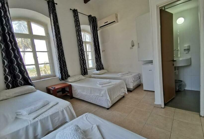 חדר סטנדרט לארבעה, Atara