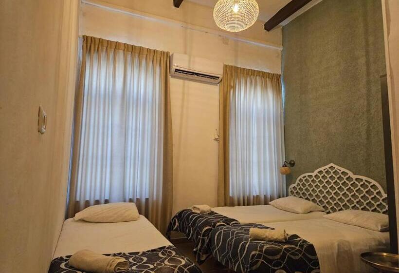 חדר סטנדרט לשלושה, Atara