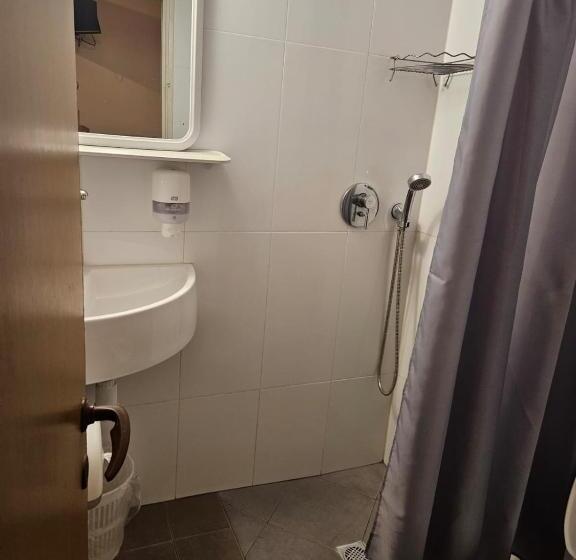 חדר סטנדרט לשלושה, Atara