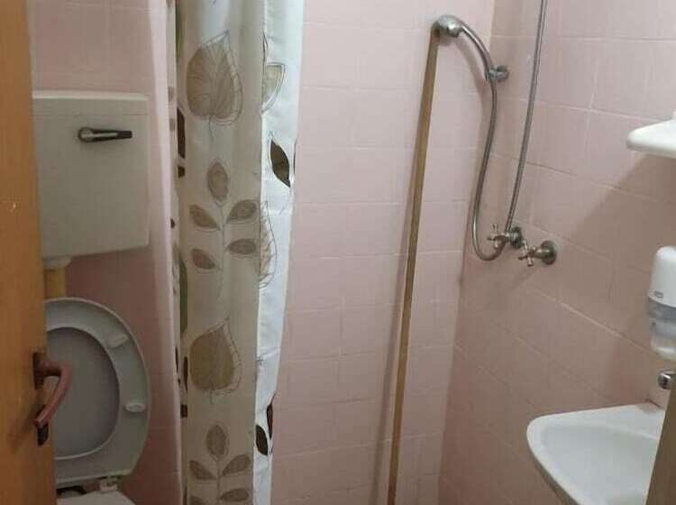 חדר סטנדרט לשלושה, Atara