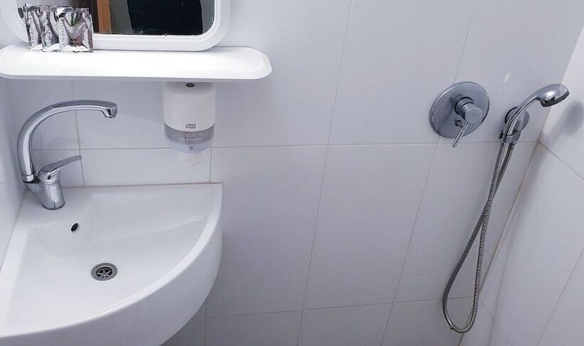 חדר סטנדרט לארבעה, Atara