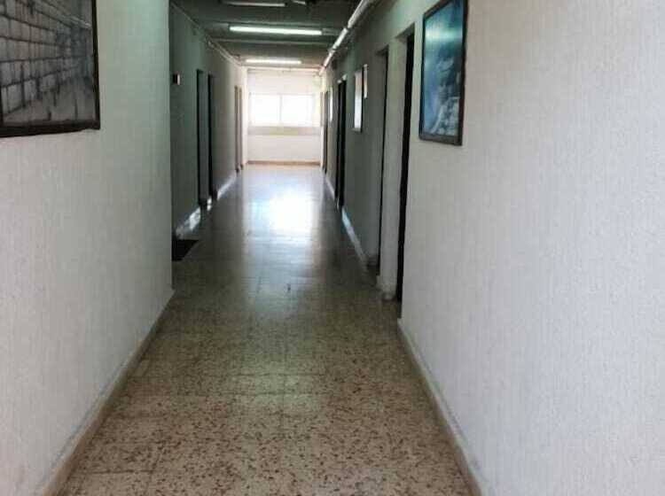 חדר סטנדרט לארבעה, Atara