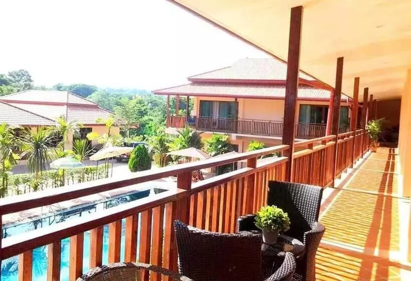 プールの見えるスタンダードトリプルルーム, Siam Tara Resort Chiangkhong