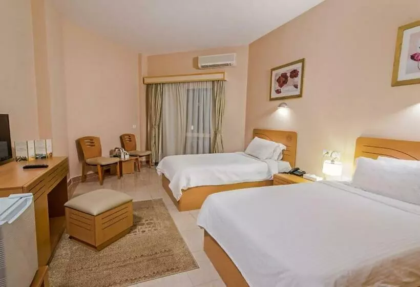 اتاق لوکس با چشمانداز استخر, Tolip Family Club Borg El Arab
