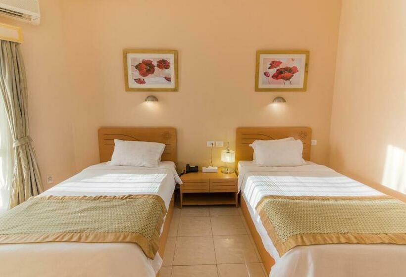 اتاق لوکس با چشمانداز استخر, Tolip Family Club Borg El Arab