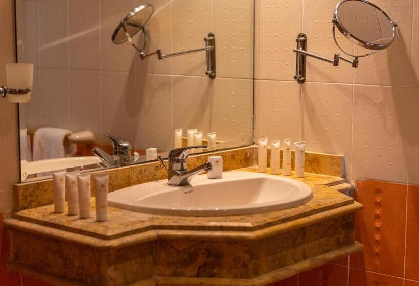 سوییت جونیور با چشمانداز استخر, Tolip Family Club Borg El Arab