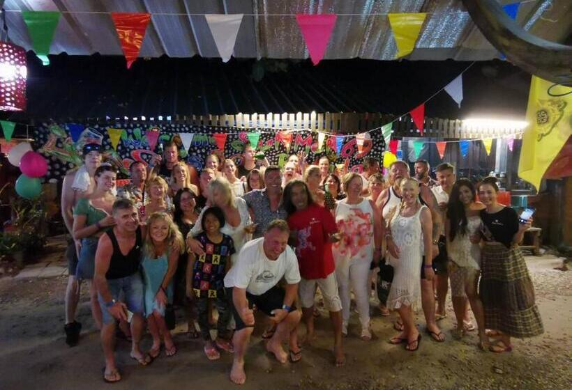 חדר דלוקס, Pp Red Tuna Hut