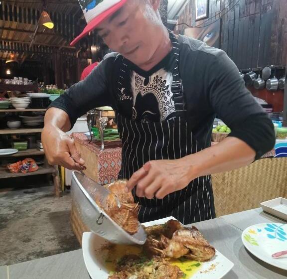 חדר דלוקס, Pp Red Tuna Hut