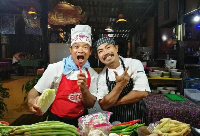 חדר דלוקס, Pp Red Tuna Hut