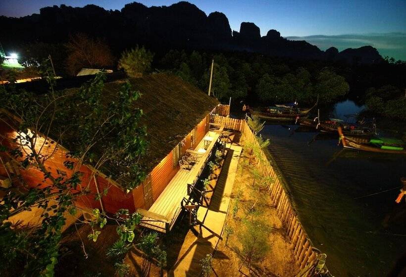 חדר דלוקס, Pp Red Tuna Hut