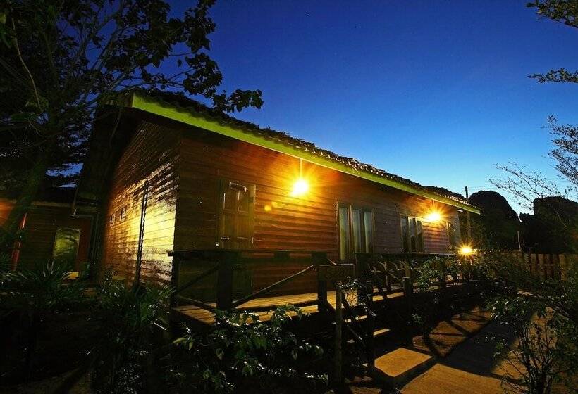 חדר דלוקס, Pp Red Tuna Hut