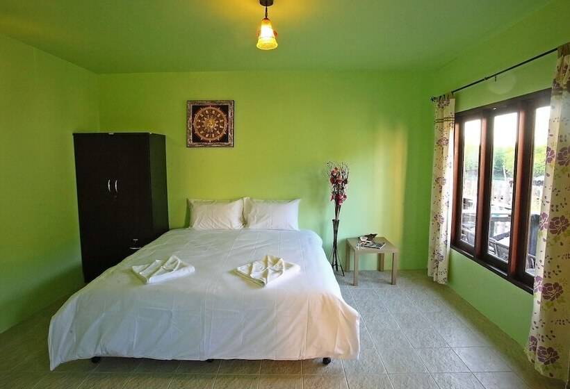 חדר דלוקס, Pp Red Tuna Hut