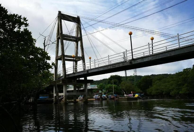 חדר דלוקס, Pp Red Tuna Hut