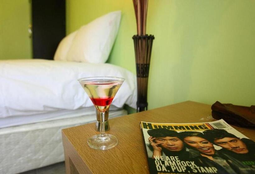 חדר דלוקס, Pp Red Tuna Hut