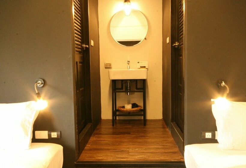 Номер Стандарт, Strips The Poshtel Hostel