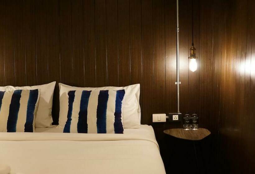 Семейный Номер, Strips The Poshtel Hostel