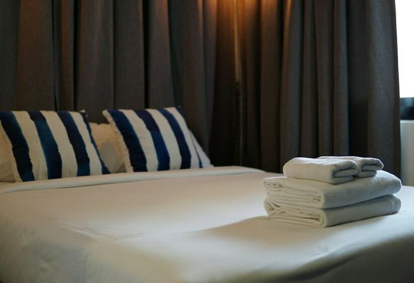 Номер Стандарт, Strips The Poshtel Hostel