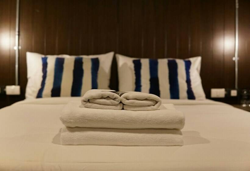 Семейный Номер, Strips The Poshtel Hostel