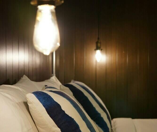 Семейный Номер, Strips The Poshtel Hostel