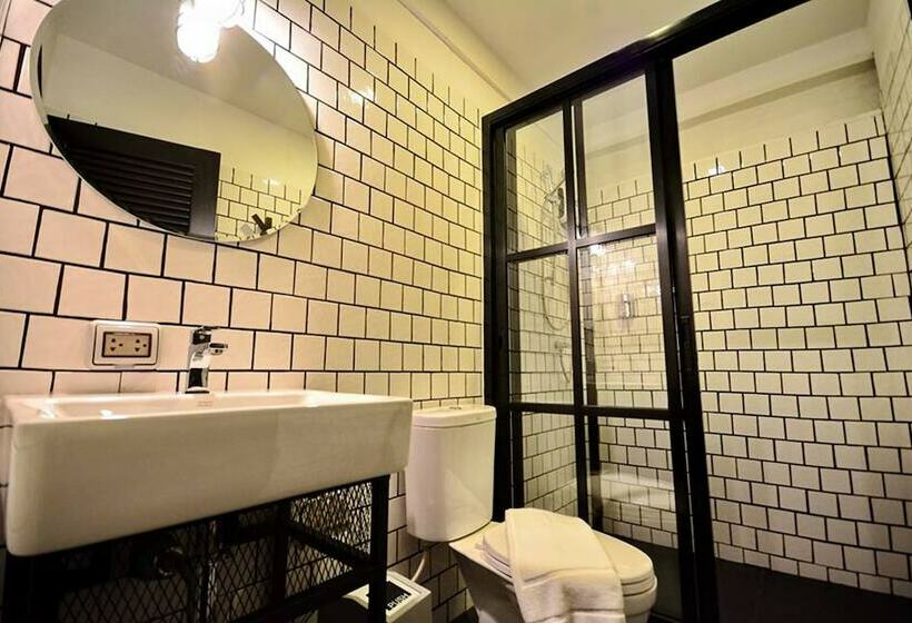 Номер Стандарт, Strips The Poshtel Hostel