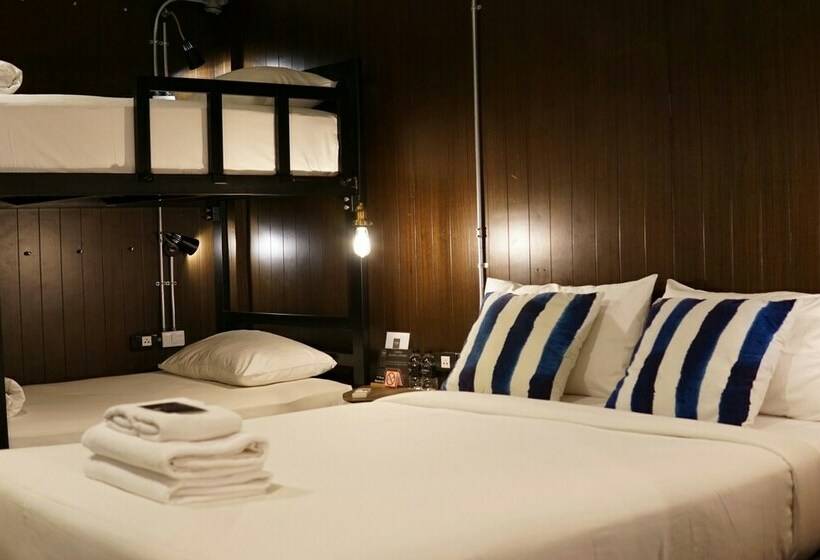 Семейный Номер, Strips The Poshtel Hostel