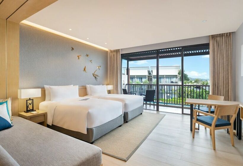带泳池观景的豪华房, Le Meridien Khao Lak Resort & Spa