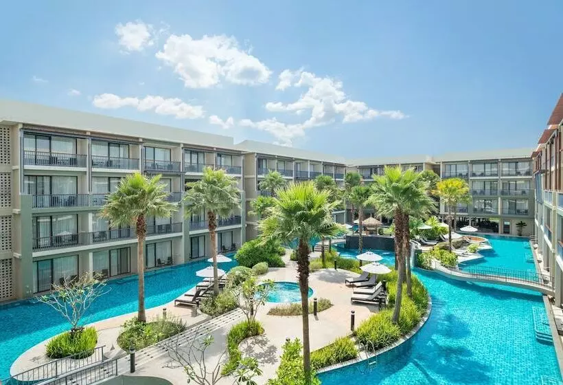 プールの見えるデラックスルーム, Le Meridien Khao Lak Resort & Spa