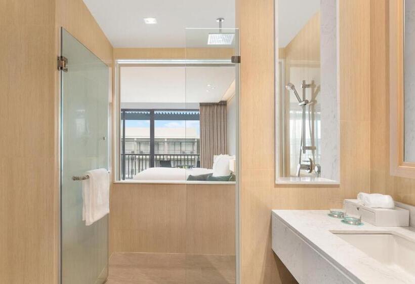 带大床的高级房间, Le Meridien Khao Lak Resort & Spa