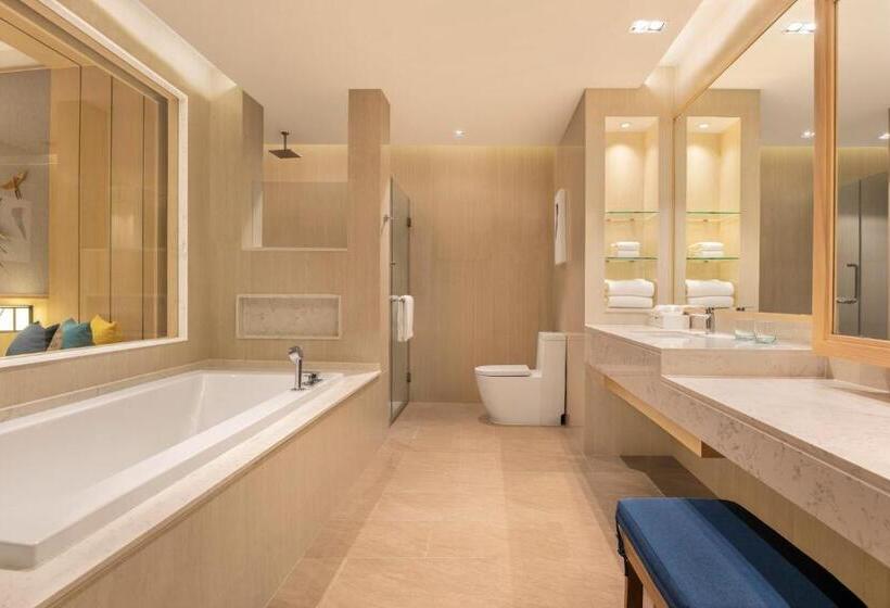 带泳池观景的豪华房, Le Meridien Khao Lak Resort & Spa