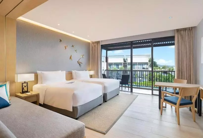 プールの見えるデラックスルーム, Le Meridien Khao Lak Resort & Spa