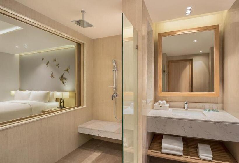 带大床的高级房间, Le Meridien Khao Lak Resort & Spa