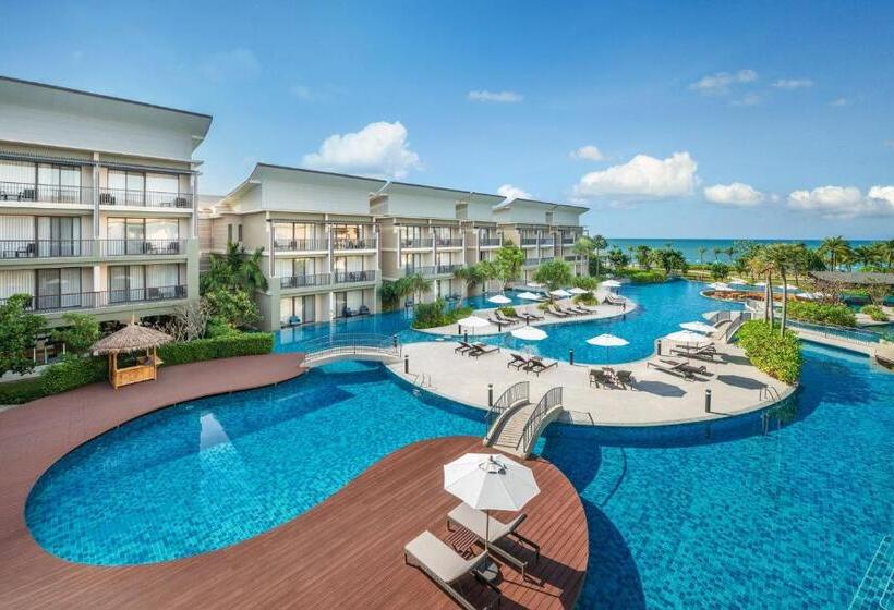 带观景和大床的豪华房间, Le Meridien Khao Lak Resort & Spa