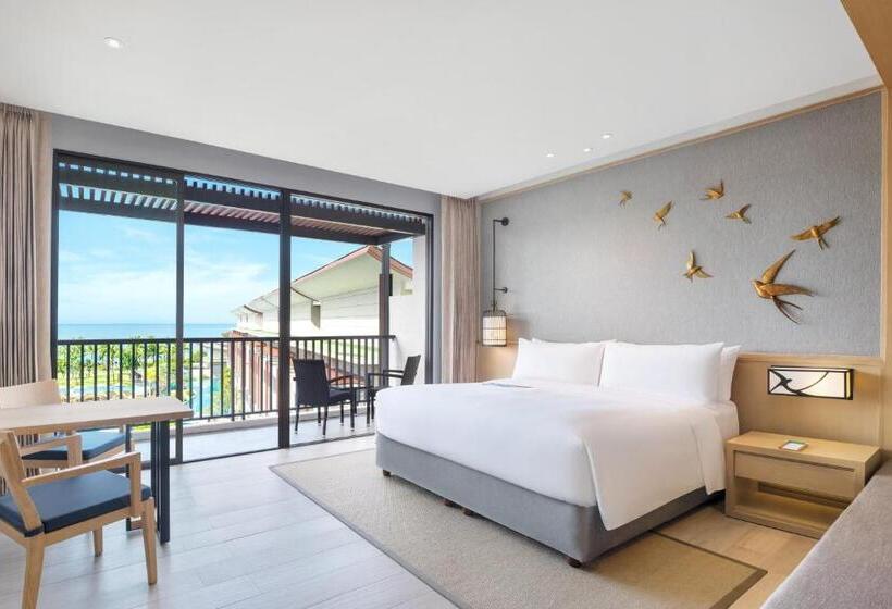 带大床的豪华间, Le Meridien Khao Lak Resort & Spa